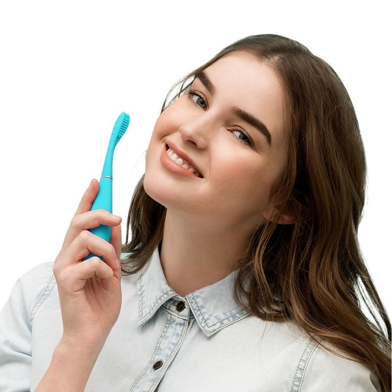 فرشاة أسنان إسّا ميني 2 الكهربائية للأسنان الحساسة من فوريو، باللون السماوي الخفيف