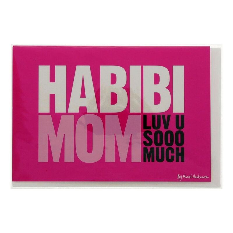 بطاقة تهنئة بطبعة تحمل عبارة "Habibi Mom Luv U Sooo Much"بلون أبيض/وردي من Mukagraf