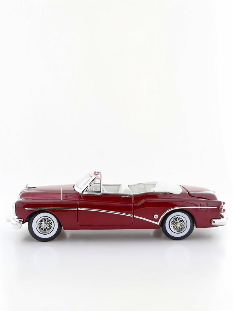 Motormax 1.18 1953 Buick Skylark Die-Cast Model