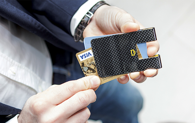 محفظة بطاقات بمشبك من أوغون بلون كربوني