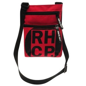 حقيبة صغيرة بحزام كتف واحد مطبوع عليها "Red Hot Chili Peppers" مربعة الشكل، لون أحمر