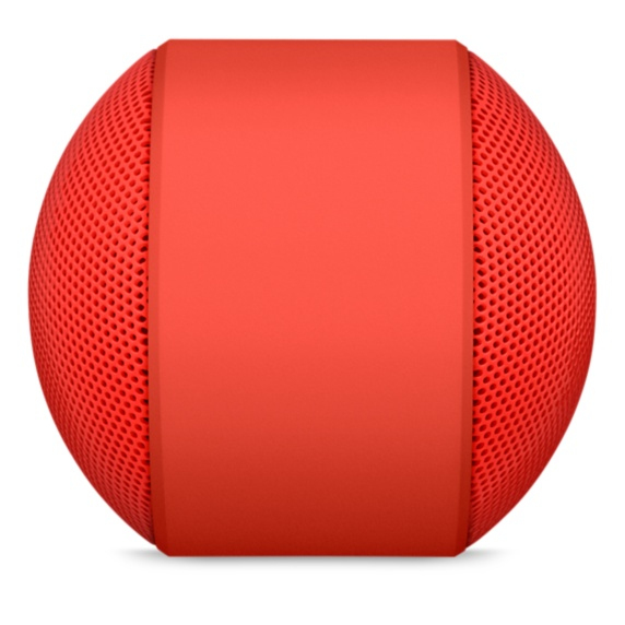 مكبر صوت بيتس بل بلس على شكل حبة دواء باللون الأحمر من بيتس باي دكتور دري